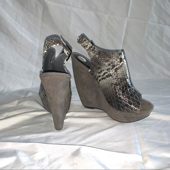 Gray shoe - Picture 2 of 3